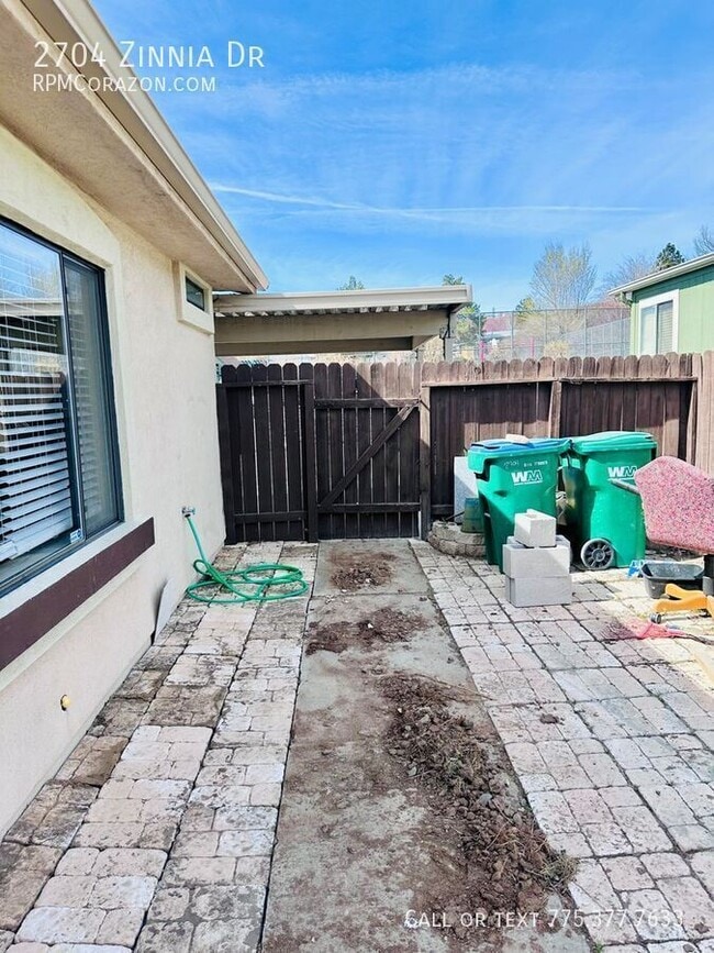 Building Photo - 2704 Zinnia Ave