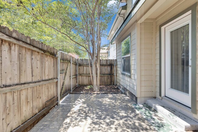 Building Photo - 907 E Oltorf St