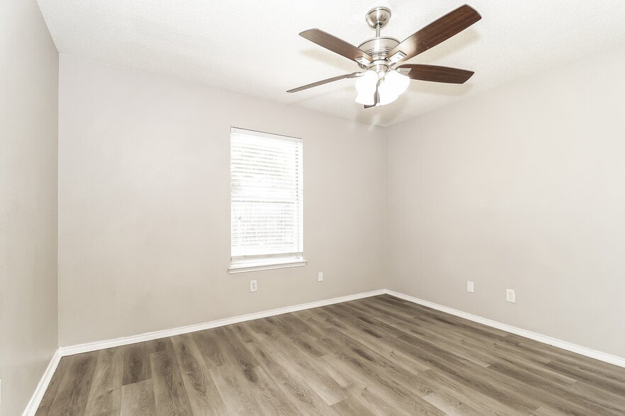 Building Photo - 900 Vicksburg Ln