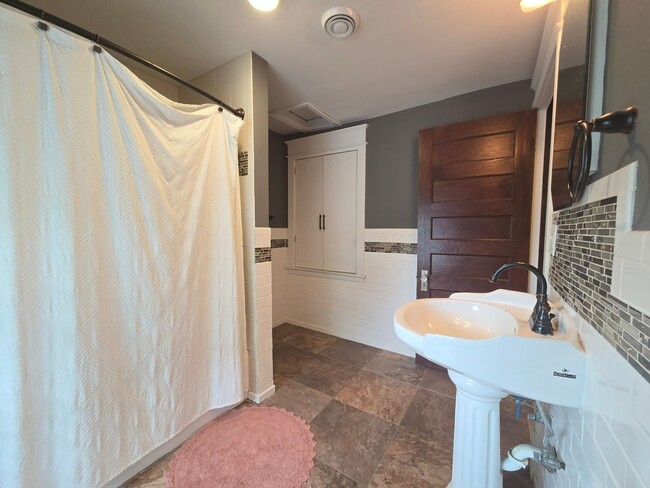 Building Photo - SINGLE FAMILY HOME! Great Location! Laundr...
