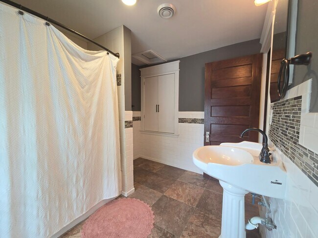 Building Photo - SINGLE FAMILY HOME! Great Location! Laundry, Wood Floors and Parking!