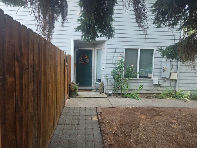 Building Photo - 3 Bedroom, 1 1/2 bath townhouse in Hillsboro