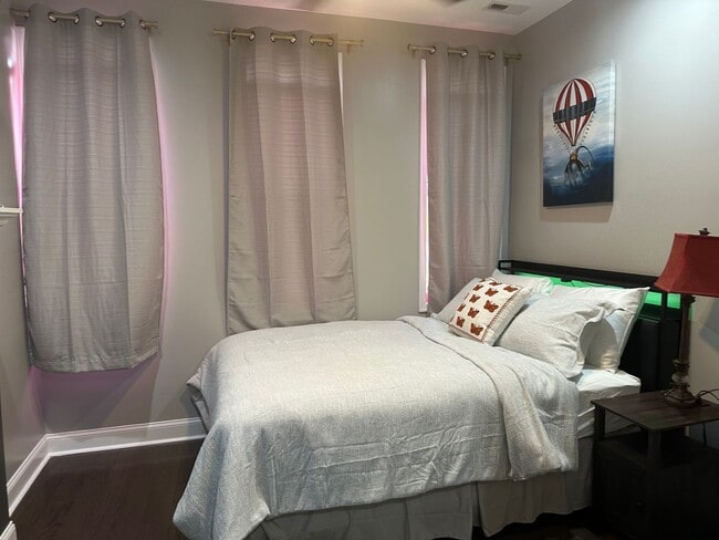 Building Photo - Fully Furnished! Spacious Rooms! Modern De...