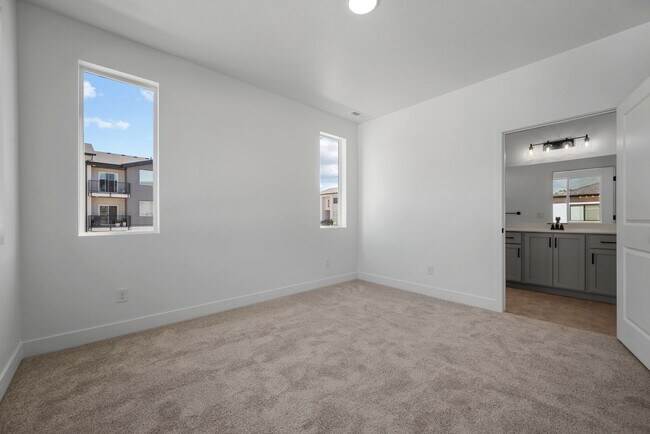 Building Photo - Brand-New 3 Bed, 2 Bath Townhome in Spanish Fork!