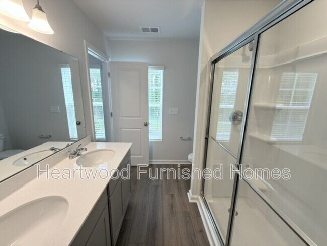 Building Photo - 807 Coburg Ln