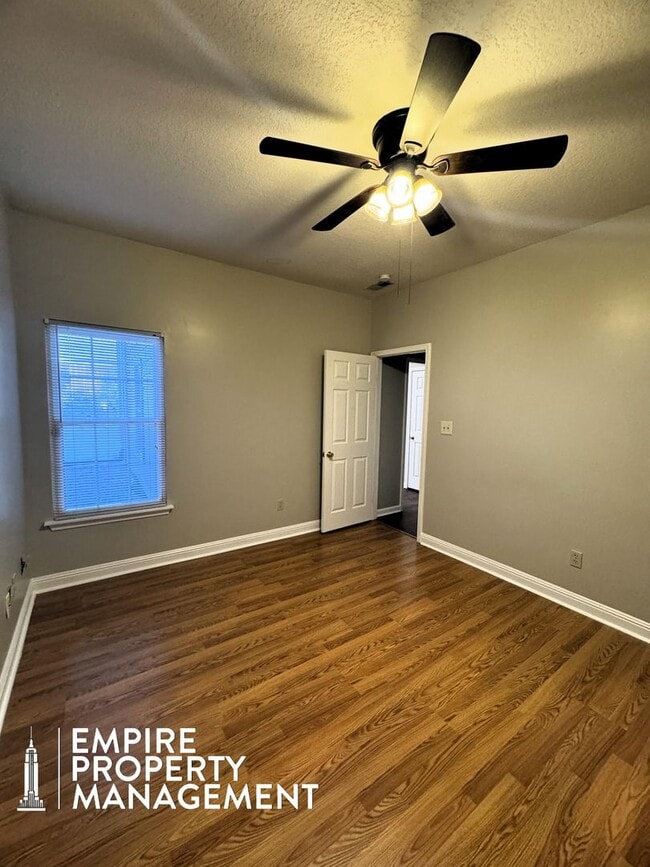 Building Photo - Move-In Special!! 1/2 Off First Month's Rent!!