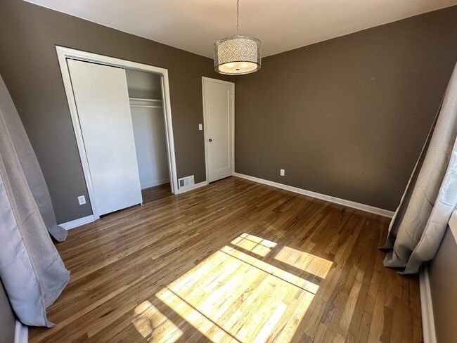 Building Photo - 1376 Darling St