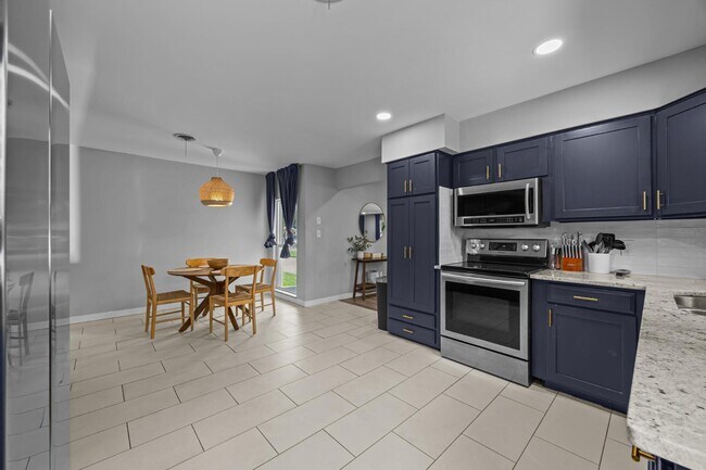 Building Photo - 2227 Greenbrier Dr