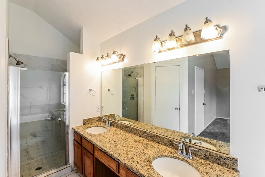 Building Photo - 6018 Fern Hollow Ct