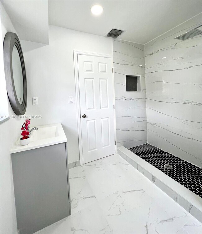 Building Photo - 931 NW 35th Ave