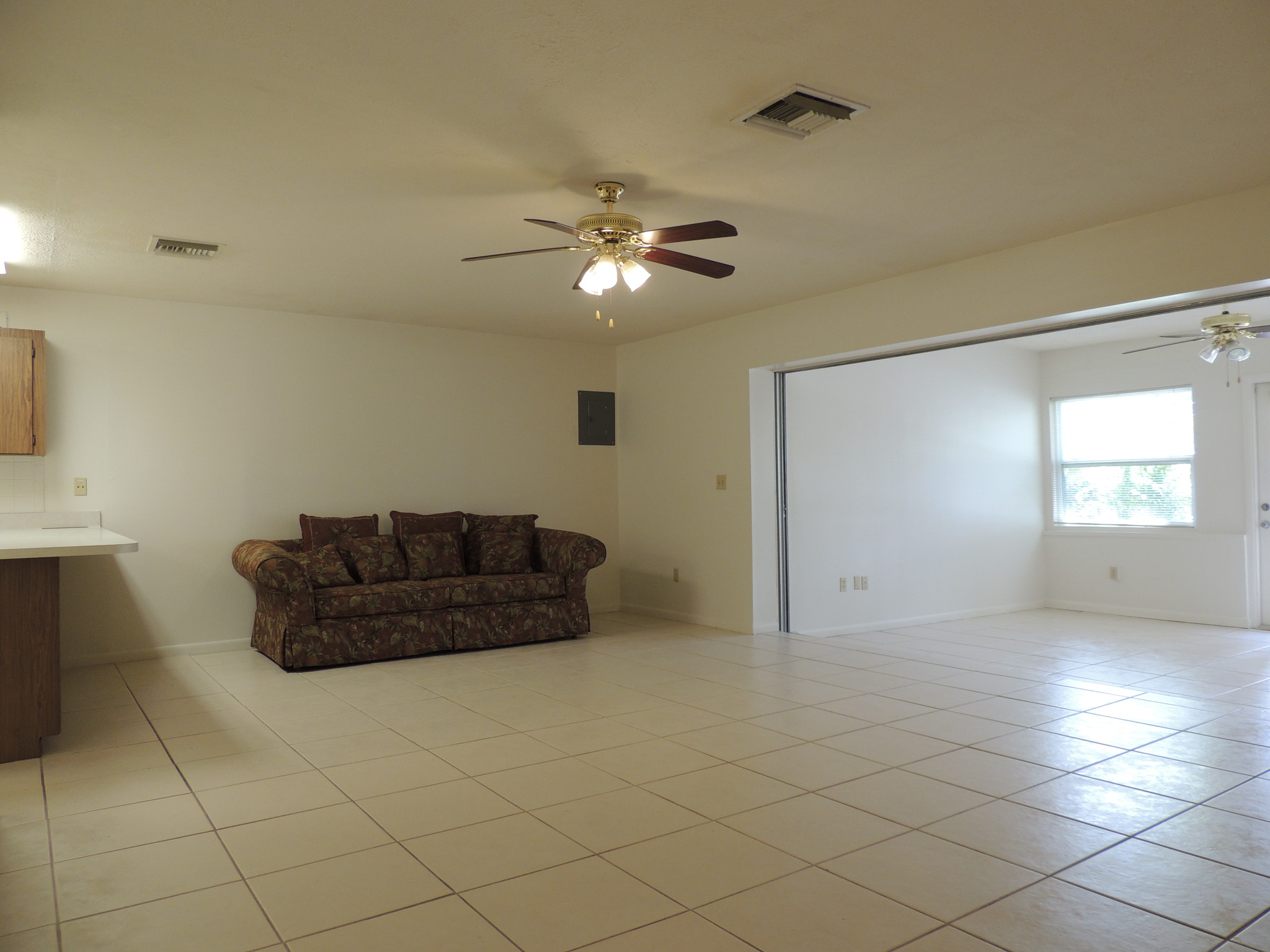 Living area - 4862 SE Anchor Ave