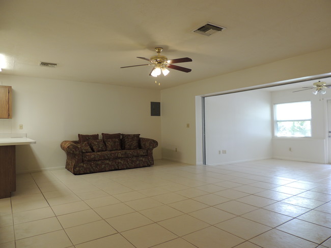 Living area - 4862 SE Anchor Ave