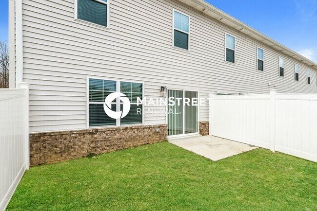 Building Photo - 3 Bedroom Pet-Friendly Home in Jeffersonville, IN with Main Street Renewal