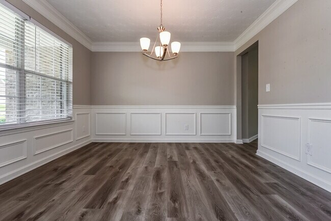 Building Photo - 657 Howell Dr