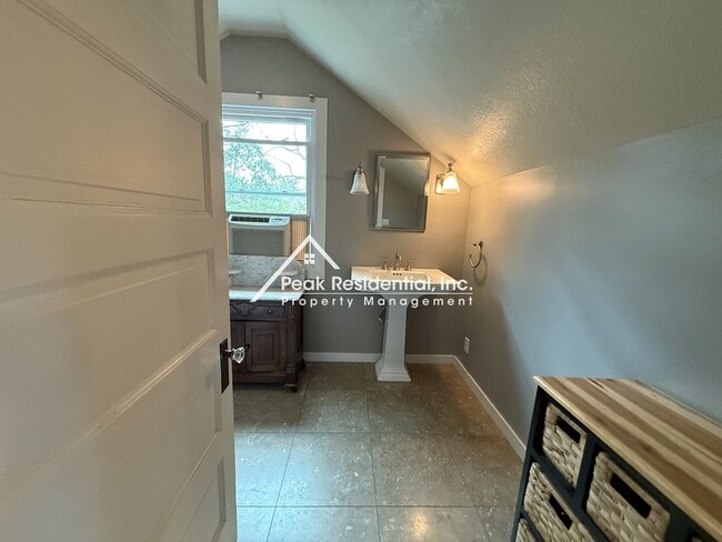 Building Photo - Beautiful Penryn 3bd/2ba House With Detach...
