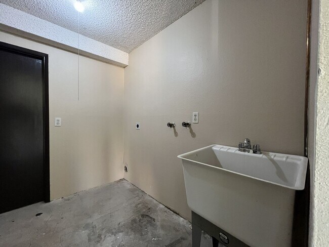 Building Photo - Spacious 3 Bedroom with Bonus Living Area, Patio & Built in Fireplace
