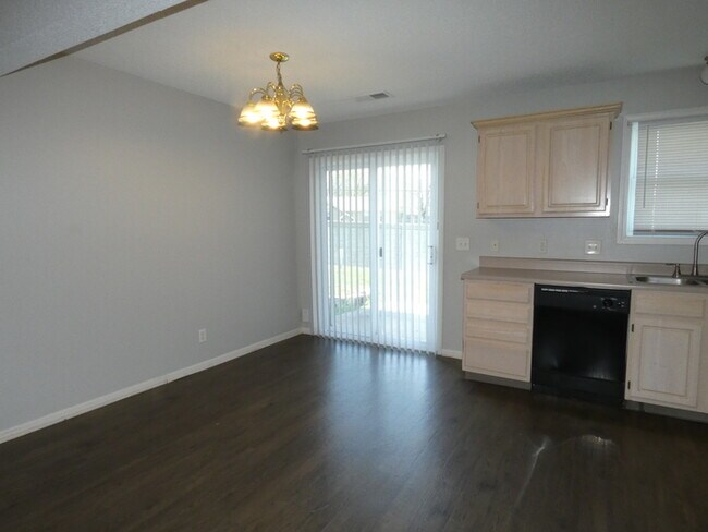 Building Photo - Town Home in North Kansas City!