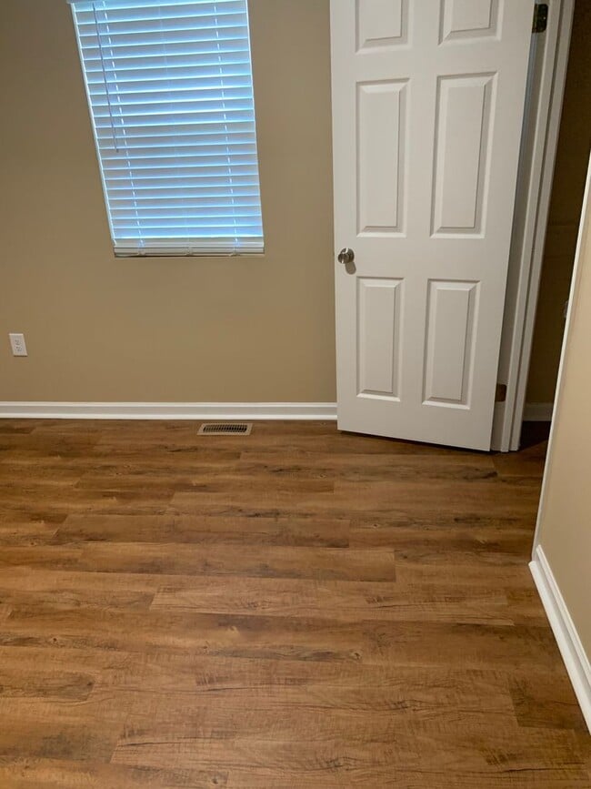 Building Photo - 3 Bedroom/2 Bath Split-Foyer Home Kingspor...