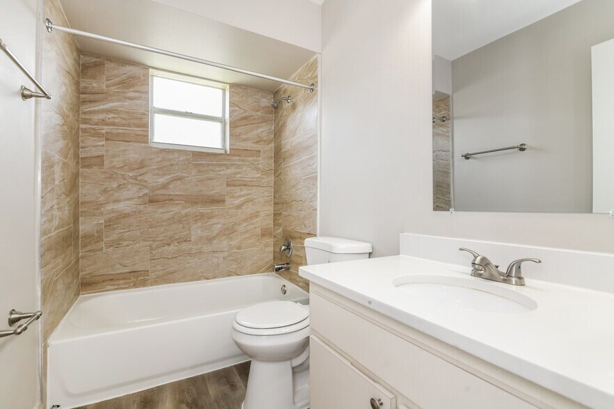 Building Photo - 4728 Alexis Dr