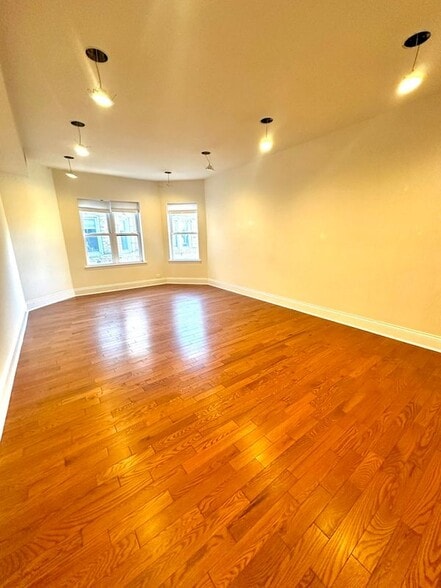 Building Photo - 1145 W Lunt Ave