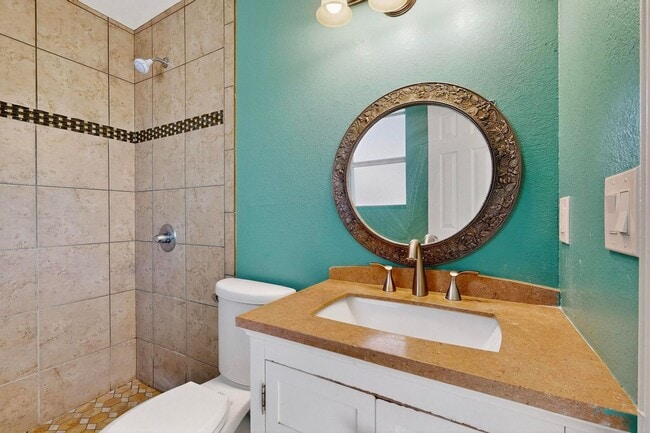 Building Photo - 3 bedroom, 2 bath single story home in Wes...