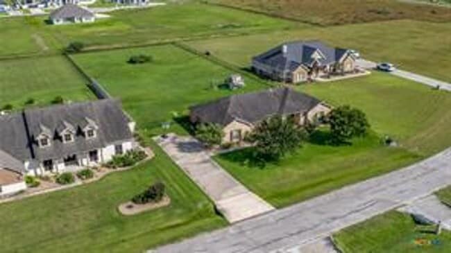 Building Photo - Great Home on  1 acre