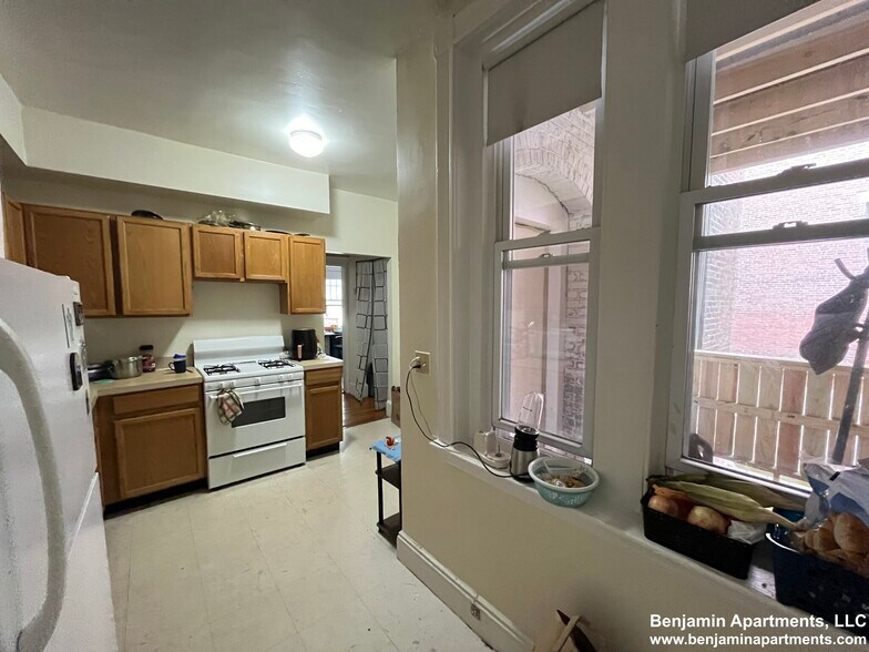 Building Photo - 1583 Beacon St