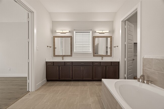 Building Photo - 910 W 21st St