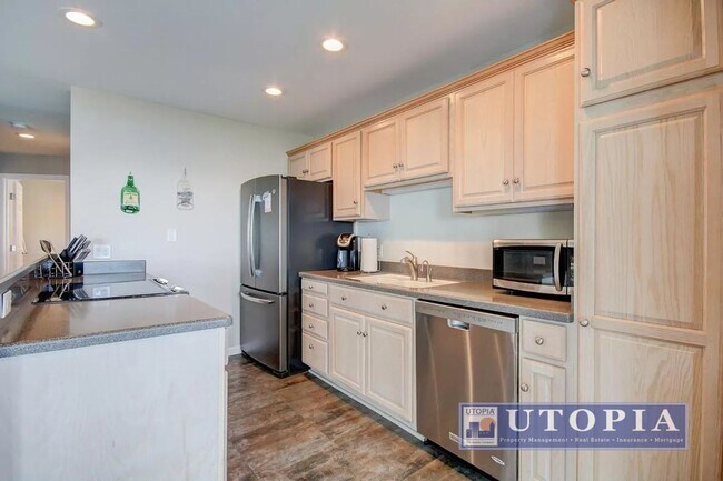 Building Photo - Ocean Views! 2 bd/ 1.5 bath condo w/ Commu...