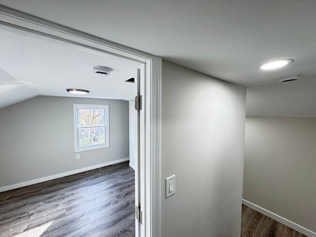 Building Photo - BRAND NEW RENOVATION! Modern 3BR Single Fa...