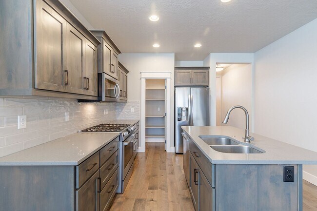 Building Photo - Quiet Centrally located 3 bed 2.5 bathroom