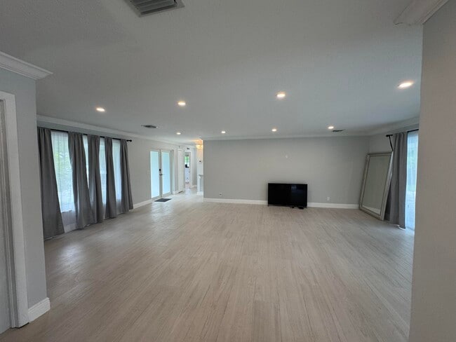 Building Photo - 16 Midlane Rd