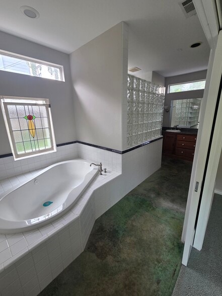 Master Bathroom - 4531 Palmetto St