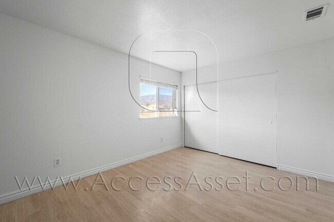 Building Photo - Spacious 2 Bed/2 Bath Home with Private Pa...