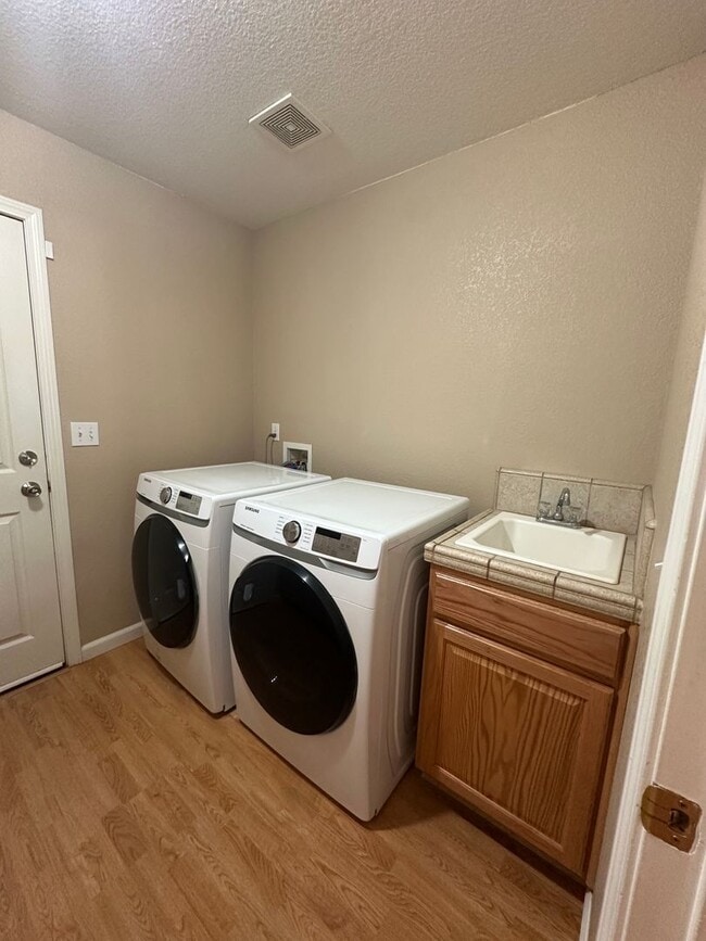 Building Photo - Golf Course home for rent, 1997 sqft, 3 be...
