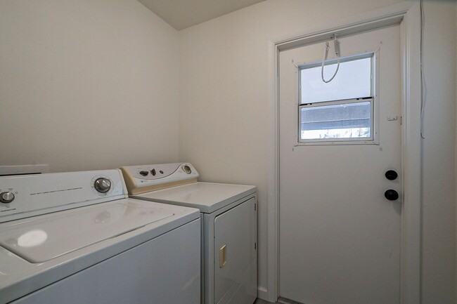 Building Photo - Charming Tempe home with a pool!