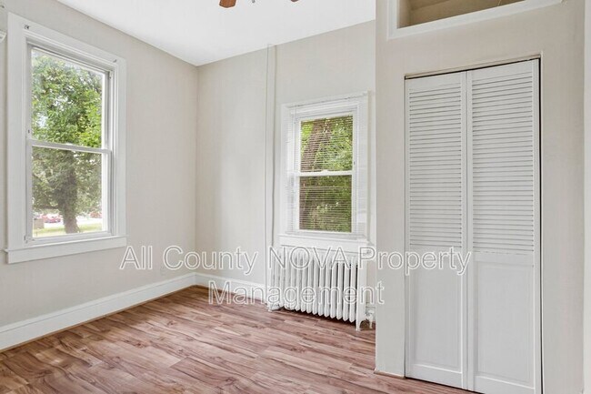 Building Photo - 305 9th St