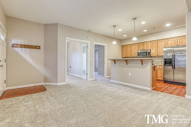 Building Photo - Beautiful Ground-Level 1 Bedroom + Bonus Room Condo 769 Sq Ft | Water/Sewer/Garbage Included
