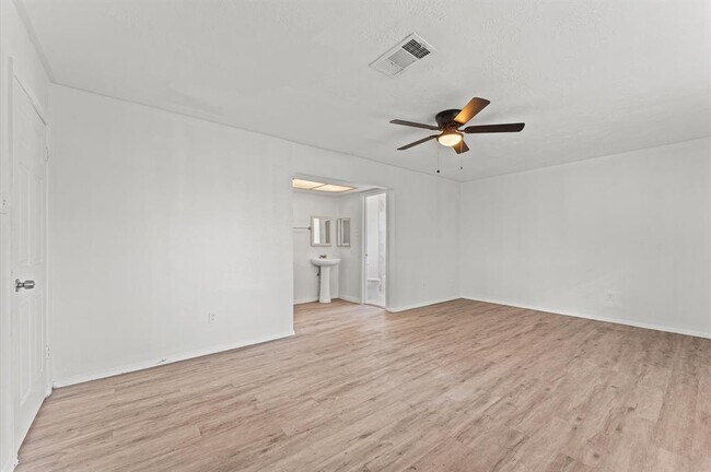 Building Photo - 13930 New Village Ln