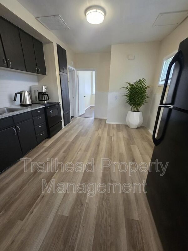 Building Photo - 3115 S Forest Ave