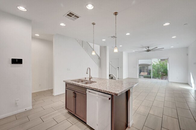 Building Photo - 3 Bedroom 2.5 Bath Townhome in Tuscany!