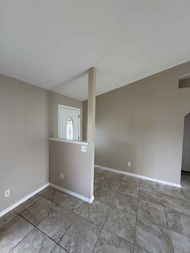 Building Photo - 17 Hemlock Radial Ct