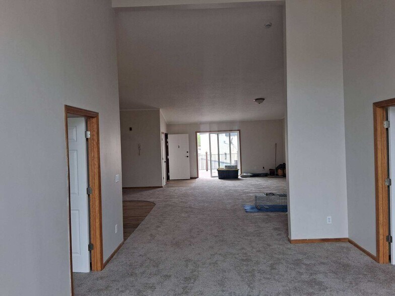 Building Photo - 112 Main St S