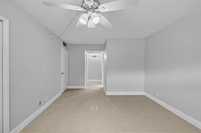 Building Photo - 3090 N Course Dr