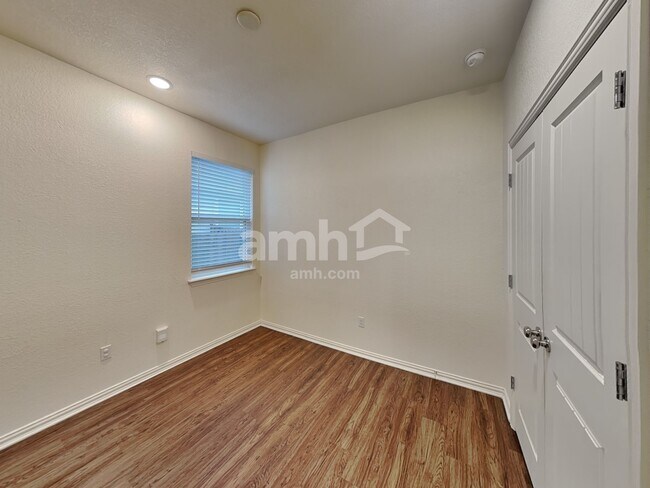 Building Photo - 457 Pebble Bend