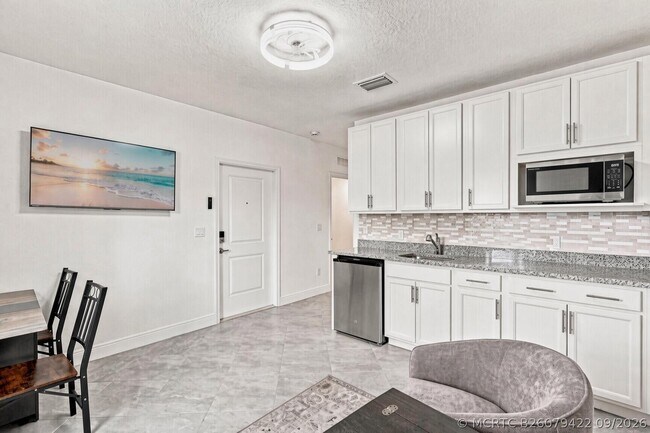 Building Photo - 226 SW Milburn Cir