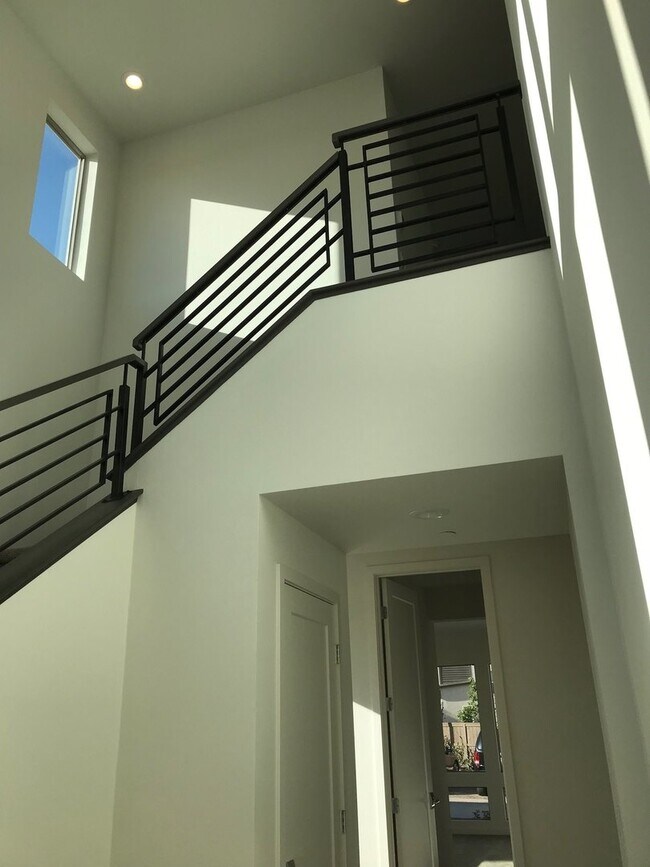 Building Photo - 3 Story 4 Bedroom 3.5 Bath Home in Del Sur...