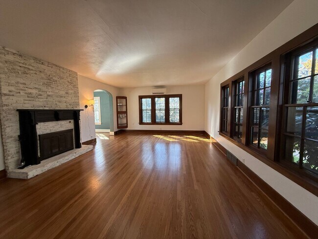 Building Photo - Charming historic home McMinnville 4 bed / 2.5 bath