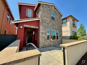 Building Photo - Beautiful 3 Bedroom 2.5 Bathroom in Gated ...