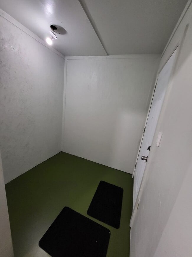 Building Photo - Garage Apartment